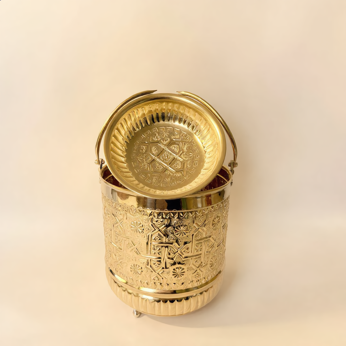 Large brass hammam bucket with engraved tasa bowl, Cuivra